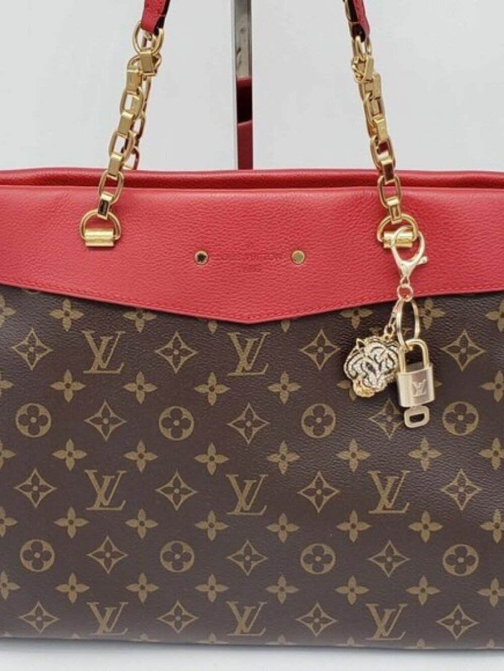 Authentic LV Gold Padlock & Key 🔑 Bag Charm / Unbranded Keychain Combo - Picture 2 of 7
